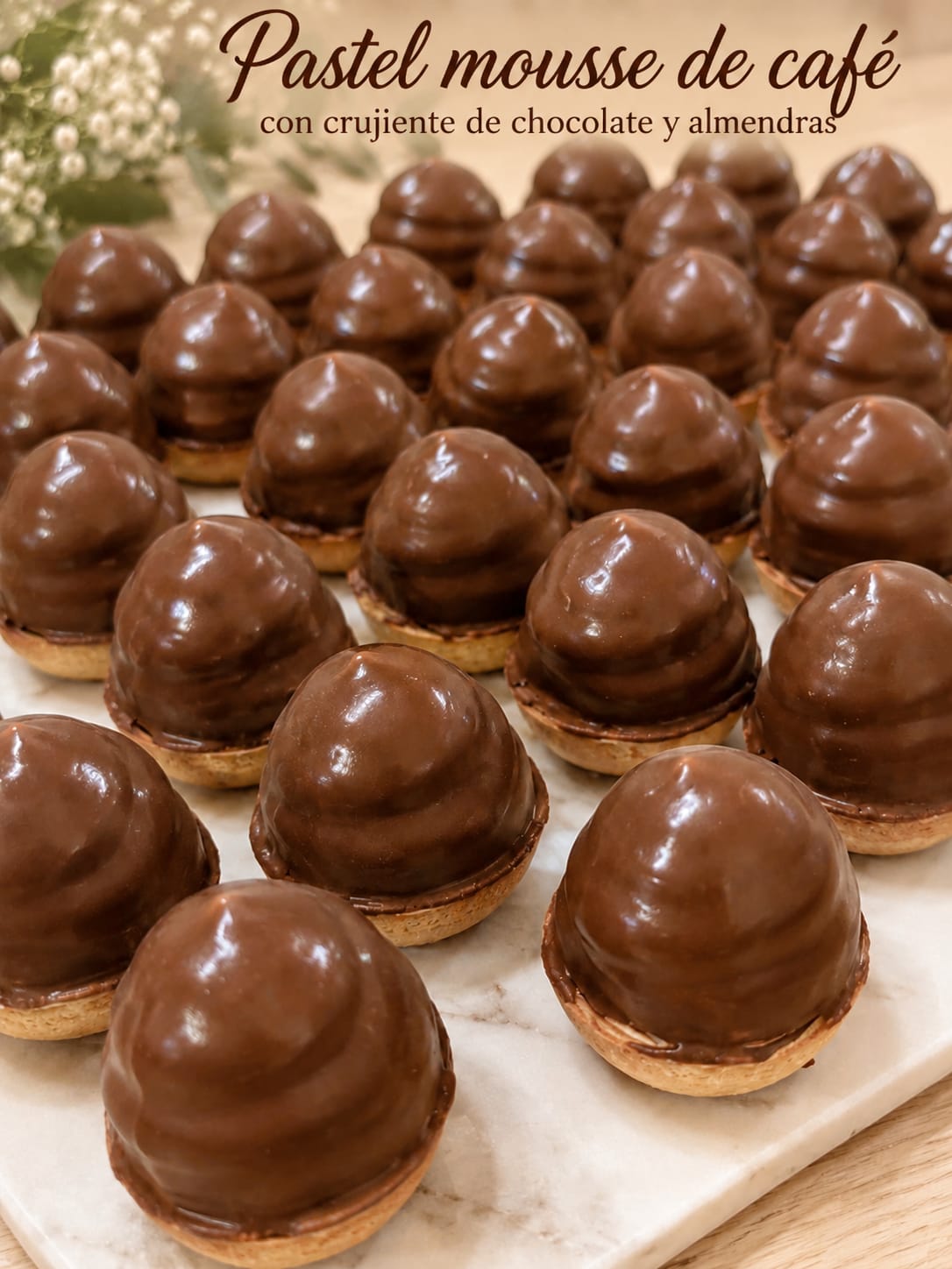Pastel mousse de café con crujiente de chocolate y almendras de Pasteleria Fernando en Novelda