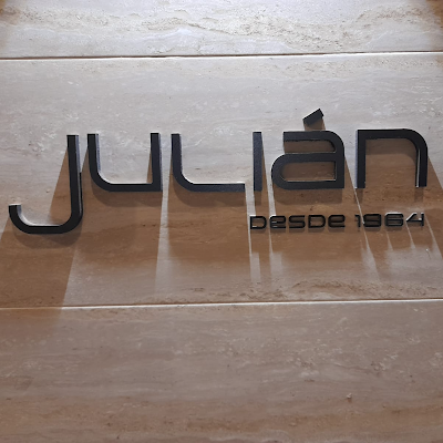 Logotipo de Julián Moda
